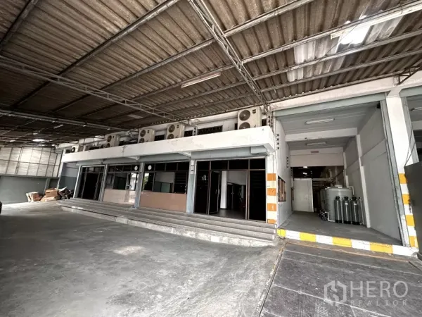 โรงงาน ให้เช่าในBang Phli, Samut Prakan - พื้นที่โหลดสินค้าคลุมหลังคาพร้อมทางลาดและอาคารสำนักงานกระจกใต้ชั้นลอย
