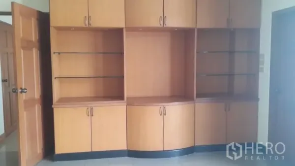 บ้าน ให้เช่าหรือขายในHuai Khwang, Bangkok - ตู้บิลท์อินไม้พร้อมตู้เก็บของและชั้นกระจกในห้องสว่าง