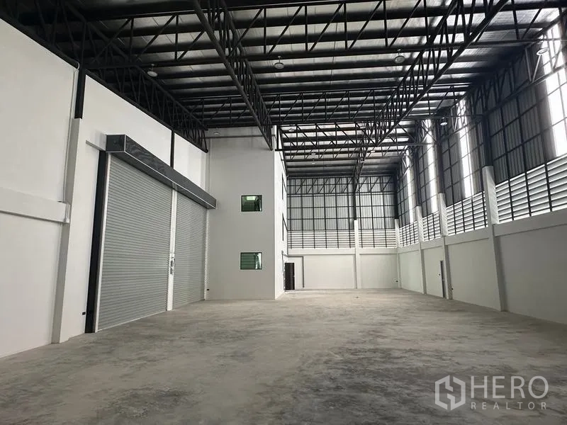 货栈 出售在Lam Luk Ka, Pathum Thani - 宽阔仓库区，双卷帘门与保温屋顶