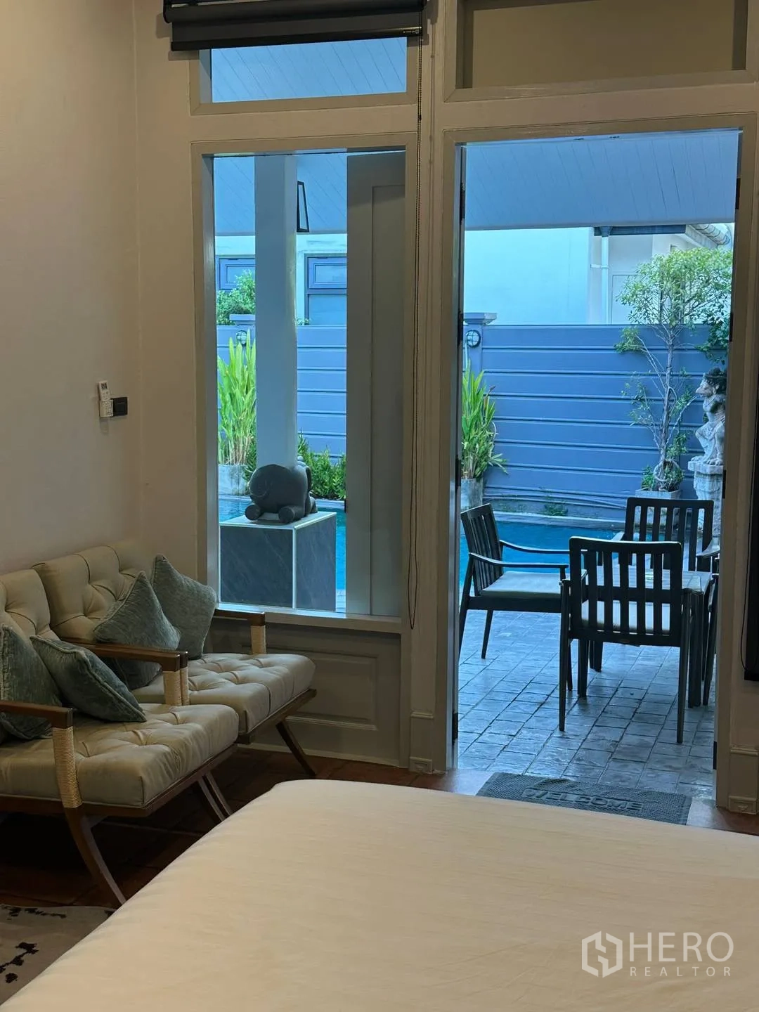 บ้านเดี่ยว for rent in Watthana, Bangkok - มุมนั่งเล่นในห้องนอนและประตูออกสู่ลานสระว่ายน้ำ