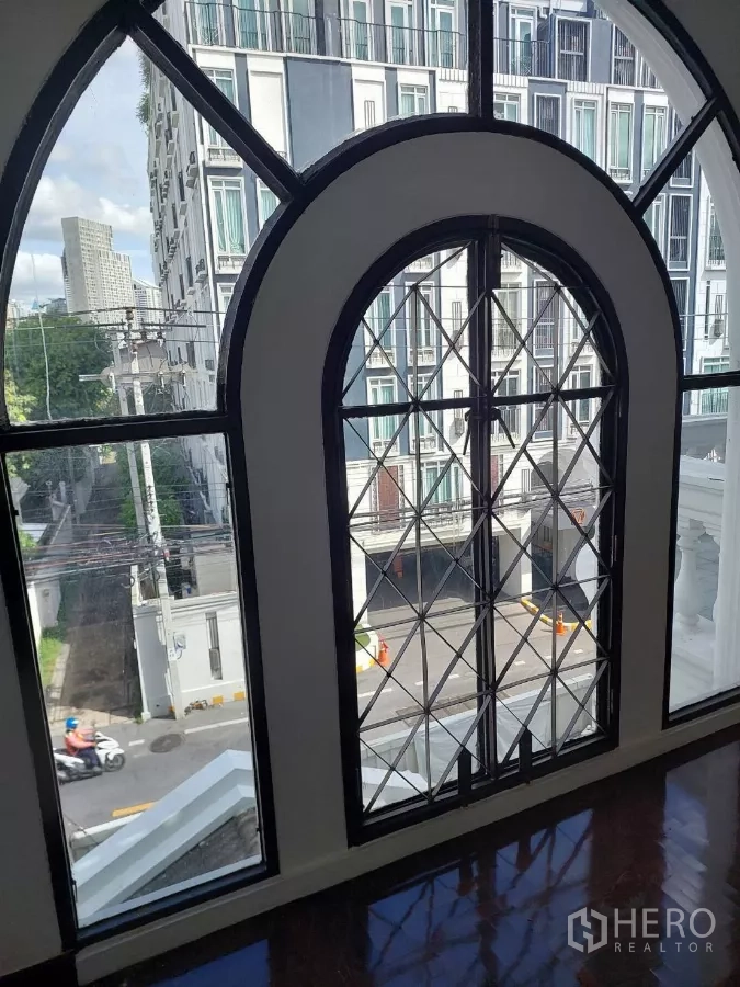 สำนักงานที่บ้าน ให้เช่าในYan Nawa, Bangkok - หน้าต่างทรงโค้งบานใหญ่ มองเห็นถนนและคอนโด