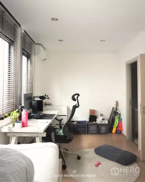 ทาวน์เฮาส์ ให้เช่าในSuan Luang, Bangkok - ห้องทำงานหรือห้องนอนแขกสว่าง โต๊ะยาว เก้าอี้ทำงาน และมู่ลี่หน้าต่าง