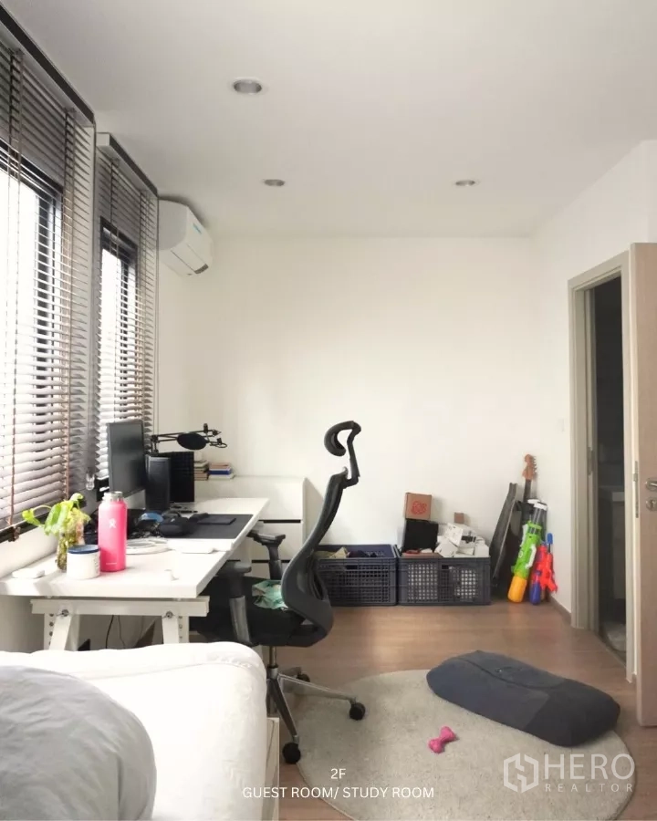 ทาวน์เฮาส์ ให้เช่าในSuan Luang, Bangkok - ห้องทำงานหรือห้องนอนแขกสว่าง โต๊ะยาว เก้าอี้ทำงาน และมู่ลี่หน้าต่าง