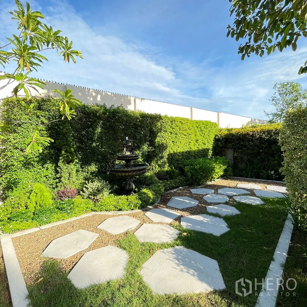 บ้าน ให้เช่าหรือขายในBang Khen, Bangkok - สวนหลังบ้าน ทางเดินแผ่นทางเท้าและน้ำพุสไตล์คลาสสิก