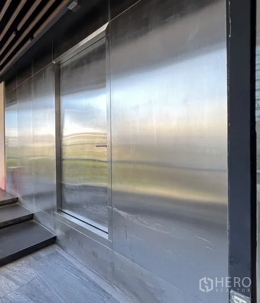 零售空间 出租 - 建筑入口外立面，拉丝不锈钢墙面与台阶