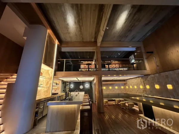 零售空间 出租在Watthana, Bangkok - 开放式休闲区，木地板、夹层与背光展示架。