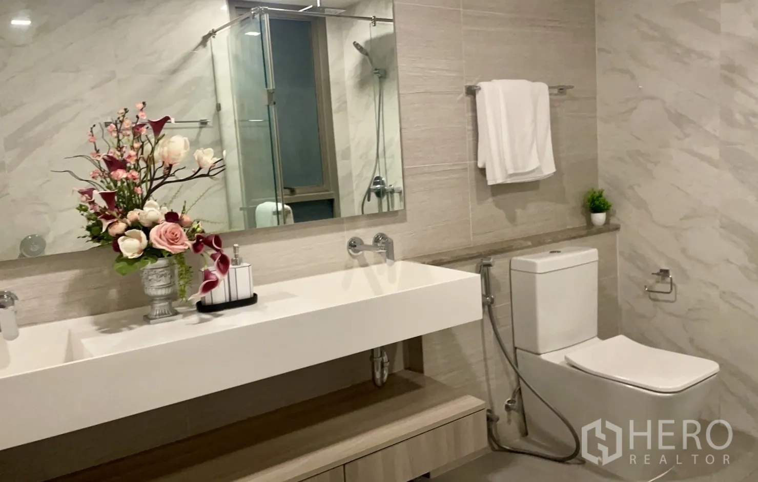 คอนโด ให้เช่าในWatthana, Bangkok - ผนังลายหินอ่อนเด่นพร้อมโต๊ะคอนโซลทรงประติมากรรมที่ทางเข้า