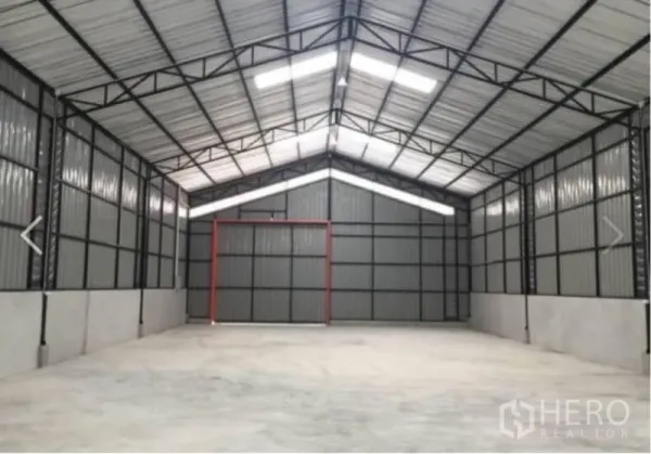 Warehouse for rent in Chatuchak, Bangkok - Spacious warehouse interior with high gable roof, steel trusses and smooth concrete floor.