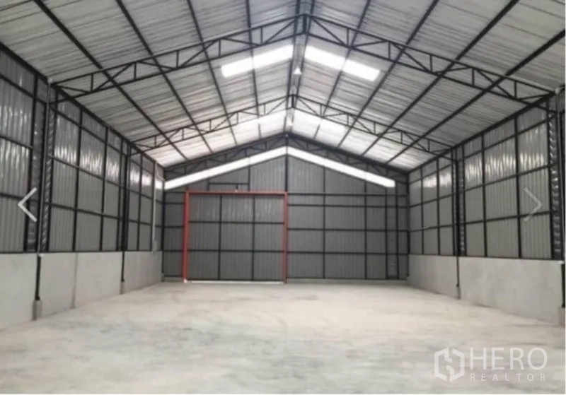 Warehouse for rent in Chatuchak, Bangkok - Spacious warehouse interior with high gable roof, steel trusses and smooth concrete floor.