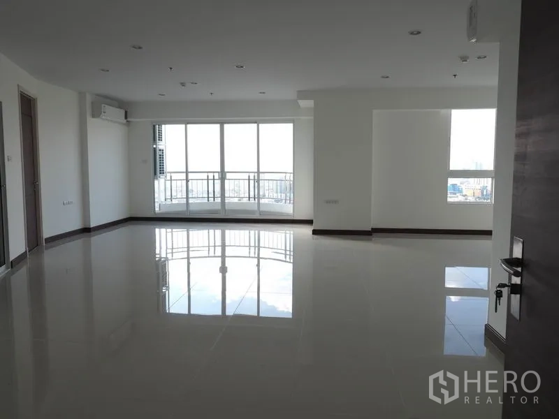 Condominium for rent in Yan Nawa, Bangkok - High-floor living room with glossy tiles and floor-to-ceiling windows opening to a balcony with city and river views in Yan Nawa, Bangkok.