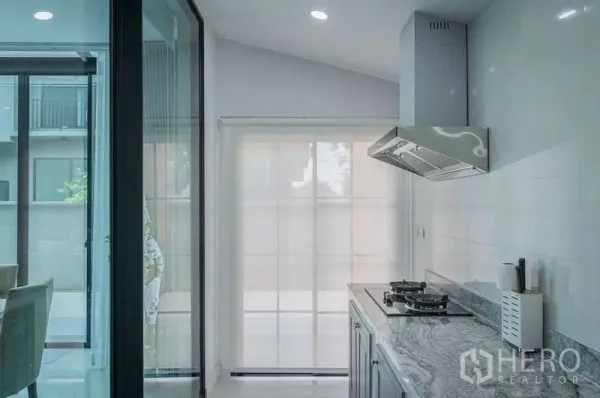 Detached House for rent in Bang Phli, Samut Prakan - Enclosed kitchen with granite countertop, gas hob and stainless-steel hood.