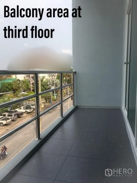 สำนักงานที่บ้าน ให้เช่าในMin Buri, Bangkok - ระเบียงชั้นสามพร้อมราวเหล็ก มองเห็นถนนและพื้นที่สีเขียว