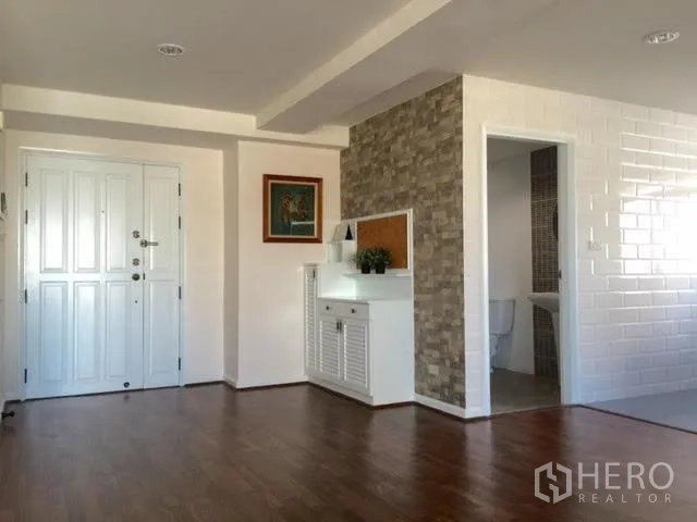 คอนโด ให้เช่าหรือขายในWatthana, Bangkok - โถงทางเข้ากว้าง ประตูคู่สีขาว ตู้คอนโซล และประตูเข้าสู่ห้องน้ำปูกระเบื้อง