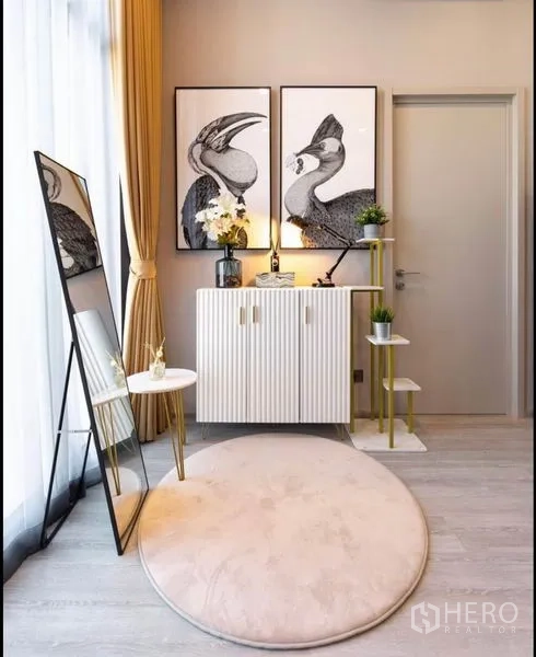 公寓 出租在Phra Khanong, Bangkok - 采光良好的角落，落地镜、柜体与摆件。