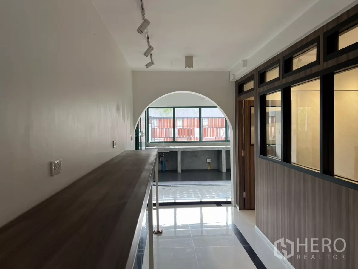 สำนักงานที่บ้าน ให้เช่าหรือขายในPhra Khanong, Bangkok - โถงทางเดินมีซุ้มโค้ง เคาน์เตอร์บาร์ และห้องกั้นกระจก
