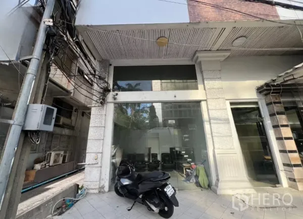 พื้นที่ขายปลีก ให้เช่า - ด้านหน้าร้านระดับถนน กระจกเต็มบานและลานกระเบื้อง ในย่านใจกลางกรุงเทพฯ