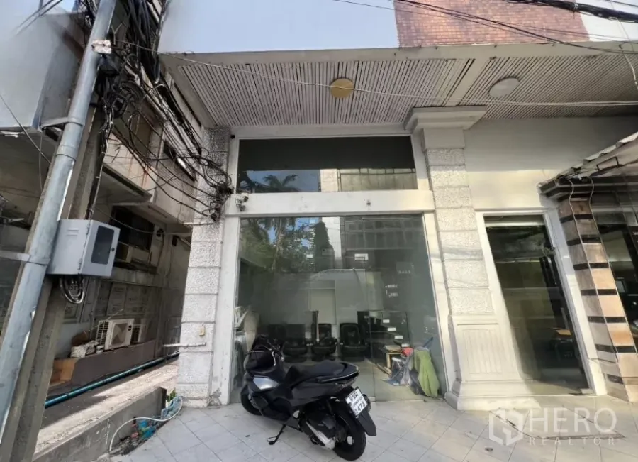 พื้นที่ขายปลีก ให้เช่า - ด้านหน้าร้านระดับถนน กระจกเต็มบานและลานกระเบื้อง ในย่านใจกลางกรุงเทพฯ