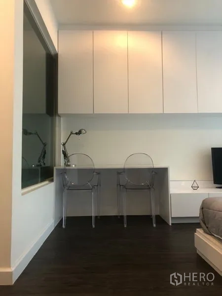 คอนโด ให้เช่าในPathum Wan, Bangkok - มุมทำงานในห้องนอน โต๊ะคู่ เก้าอี้อะคริลิก และตู้เหนือศีรษะ