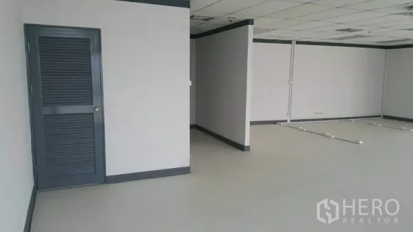 สำนักงาน ให้เช่าในKhlong Toei, Bangkok - มุมภายในมีประตูบานเกล็ด ผนังกั้น และพื้นโทนสว่างสะอาดตา