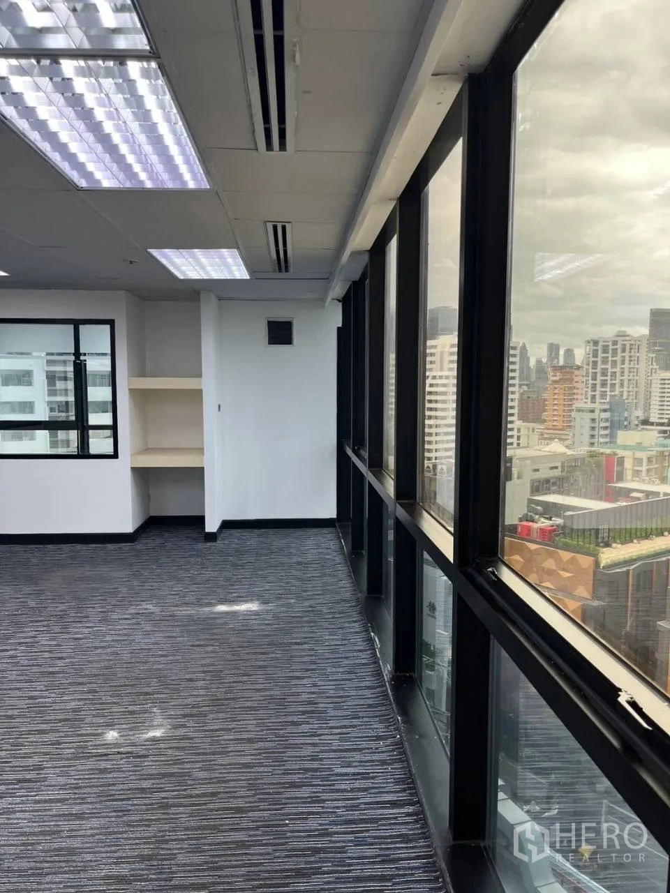 Office Space for rent in Khlong Toei, Bangkok - Long window line providing wide city skyline views from a high floor.