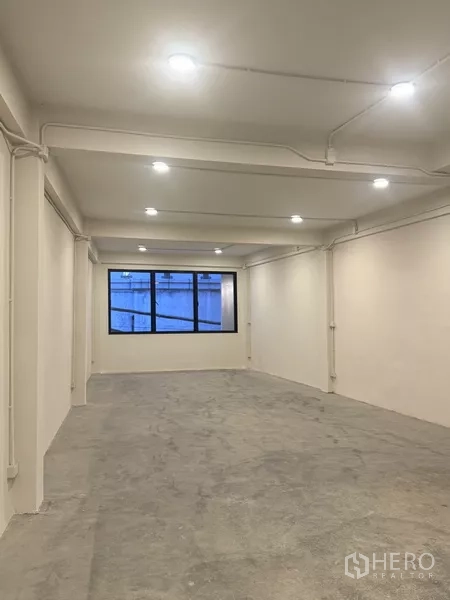 อาคารพาณิชย์ ให้เช่า - พื้นที่ลึกมีบันไดด้านข้างและพื้นยังไม่ปู เหมาะจัดเป็นโชว์รูม