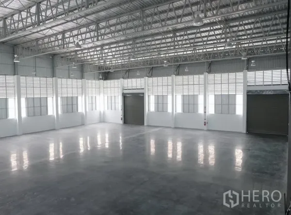 工厂 出租在Bang Sao Thong, Samut Prakan - 仓库内部空间，高约8米钢结构屋顶，抛光混凝土地面与多处卷闸出入口