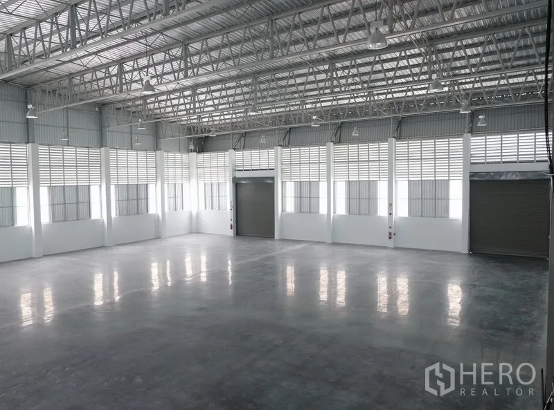 工厂 出租在Bang Sao Thong, Samut Prakan - 仓库内部空间，高约8米钢结构屋顶，抛光混凝土地面与多处卷闸出入口