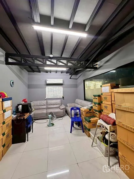 คลังสินค้า ให้เช่าในPrawet, Bangkok - ออฟฟิศขนาดเล็กติดแอร์ ใช้เก็บเอกสารและกล่องสินค้า