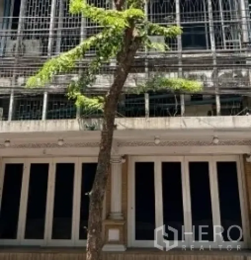 อาคารพาณิชย์ ให้เช่าในBang Rak, Bangkok - ด้านหน้าอาคารพาณิชย์ติดถนน หน้าต่างสูง เหล็กดัด และต้นไม้ข้างหน้า ในบางรัก