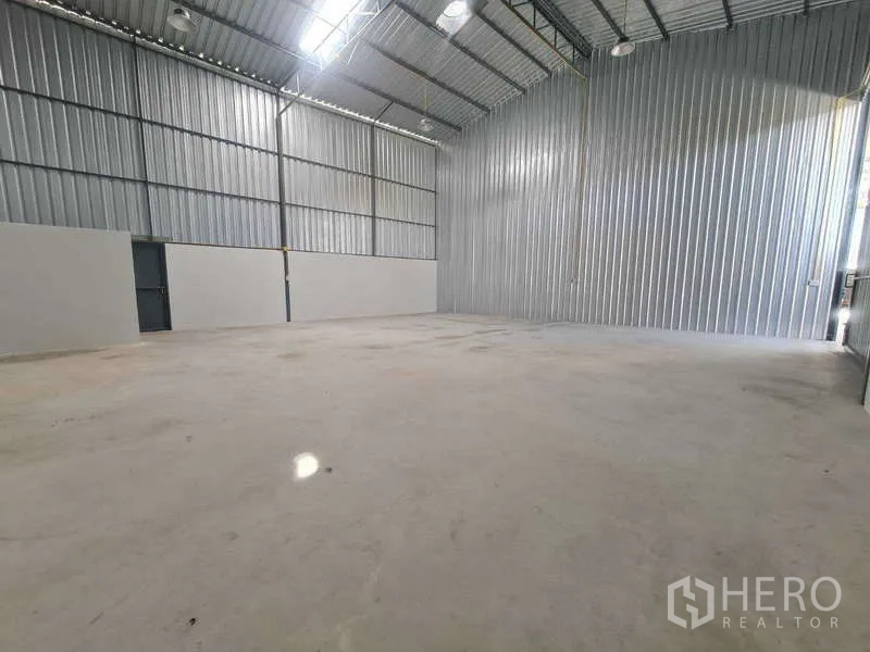 คลังสินค้า ให้เช่าในKhlong Toei, Bangkok - อ่าวโกดังสว่าง เพดานสูง กรุเมทัลชีท มีพื้นที่จัดเก็บกว้างขวาง