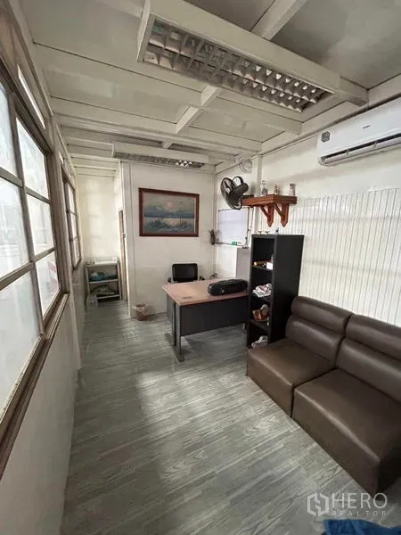 คลังสินค้า ให้เช่าในMueang Samut Prakan, Samut Prakan - ออฟฟิศภายในโกดัง ขนาดกะทัดรัด มีโต๊ะทำงาน โซฟา แอร์ และชั้นวาง