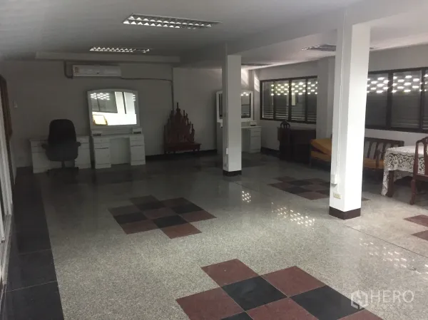 สำนักงานที่บ้าน ให้เช่าในWatthana, Bangkok - พื้นที่เปิดโล่งกว้าง มีเสาโครงสร้าง หน้าต่างบานใหญ่ และพื้นกระเบื้องลาย