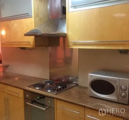 คอนโด ให้เช่าในWatthana, Bangkok - เคาน์เตอร์ครัวพร้อมเตาไฟฟ้า เตาอบ เครื่องดูดควัน และไมโครเวฟ