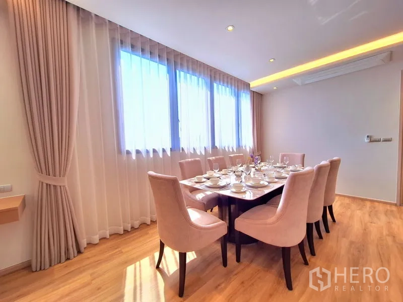อพาร์ทเมนท์ ให้เช่าในBang Na, Bangkok - ห้องทานอาหารสว่างไสว โต๊ะ 8 ที่นั่ง พร้อมผ้าม่านโปร่ง