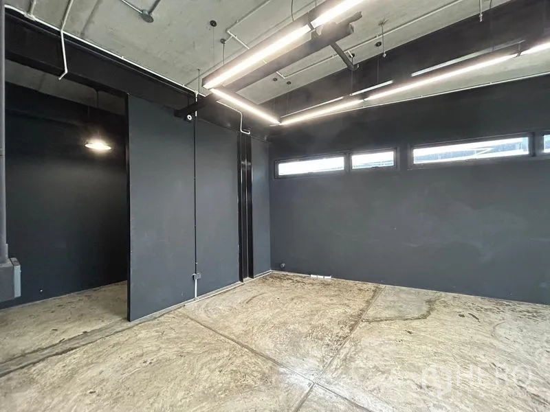 สำนักงาน ให้เช่าในChatuchak, Bangkok - โซนสำนักงานส่วนตัว มีช่องแสงแนวนอน เดินงานระบบเปลือย และพื้นคอนกรีต