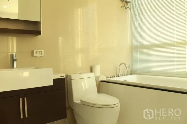 คอนโด ให้เช่าในWatthana, Bangkok - ห้องน้ำพร้อมอ่างล้างหน้า โถสุขภัณฑ์ และอ่างอาบน้ำติดหน้าต่างพร้อมมู่ลี่