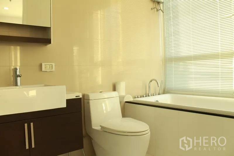 คอนโด ให้เช่าในWatthana, Bangkok - ห้องน้ำพร้อมอ่างล้างหน้า โถสุขภัณฑ์ และอ่างอาบน้ำติดหน้าต่างพร้อมมู่ลี่