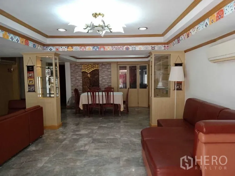 ทาวน์เฮาส์ ให้เช่าในKhlong Toei, Bangkok - ห้องนั่งเล่นเชื่อมรับประทานอาหาร โซฟาหนังและโคมไฟเพดาน