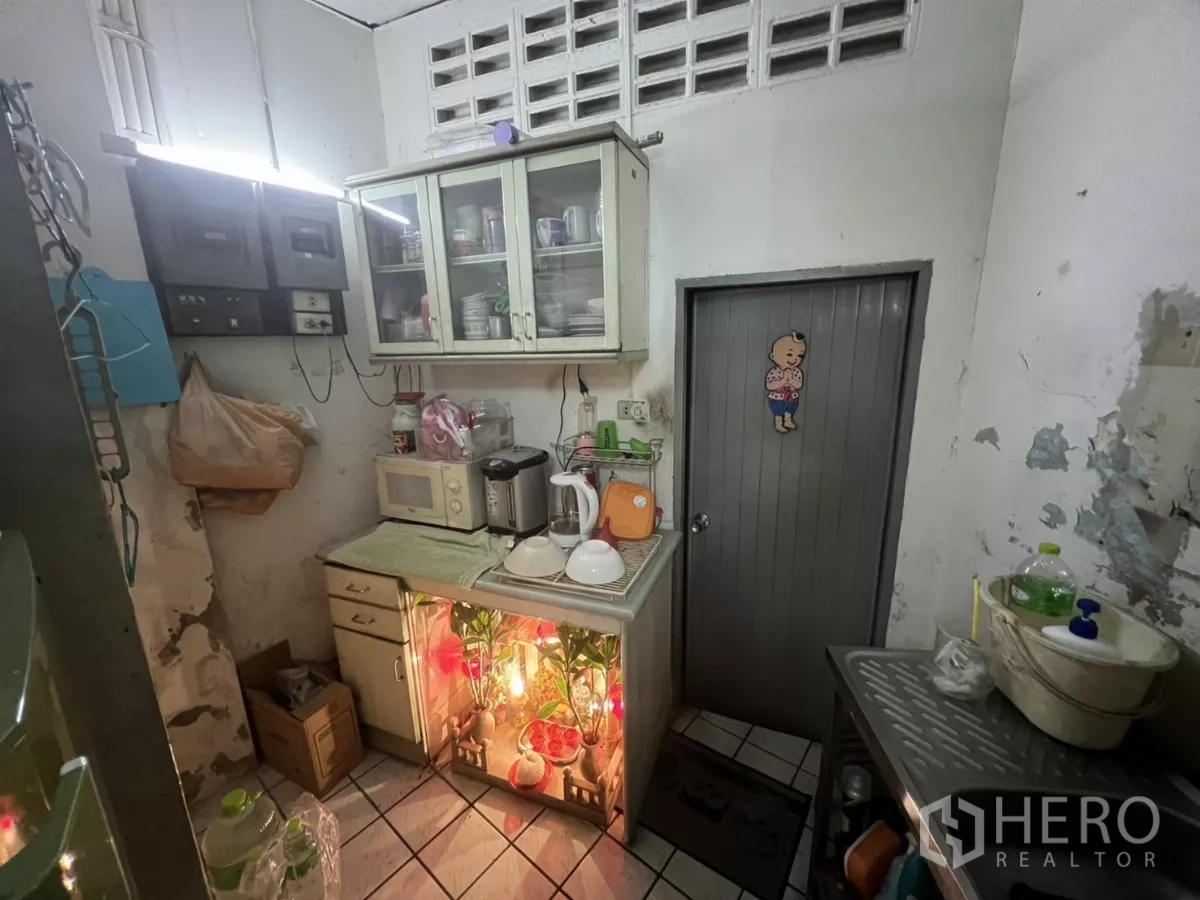 店屋 出租在Watthana, Bangkok - 紧凑茶水间，吊柜、微波炉与台面