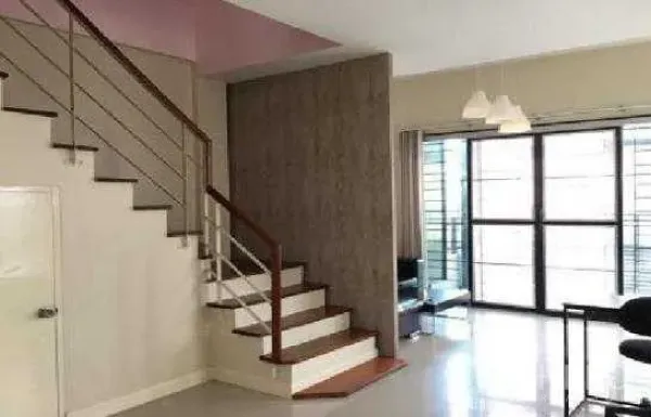 สำนักงานที่บ้าน ให้เช่าในLat Phrao, Bangkok - โถงรับแขกแบบเปิดโล่ง บันไดโมเดิร์น หน้าต่างบานใหญ่ และโคมไฟแขวน