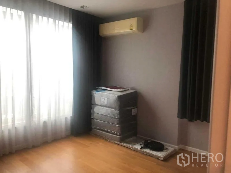 บ้าน ให้เช่าหรือขายในBang Kapi, Bangkok - ห้องเอนกประสงค์สว่างพื้นไม้ หน้าต่างบานใหญ่ และแอร์แบบแยก