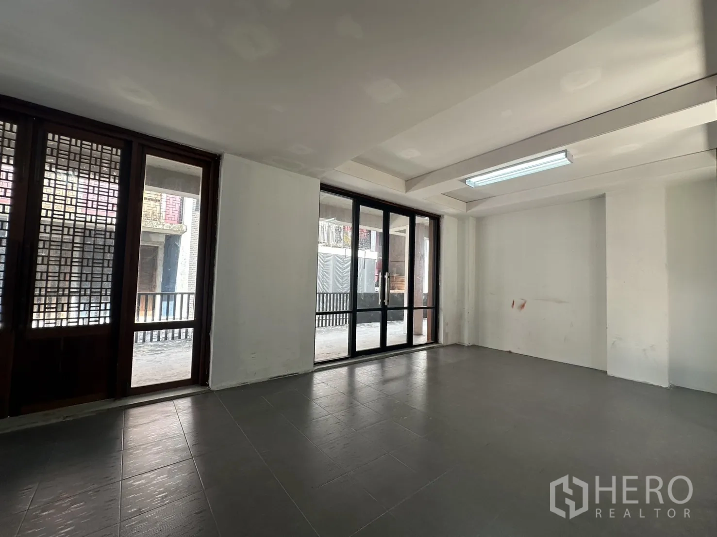 สำนักงานที่บ้าน ให้เช่าในPathum Wan, Bangkok - ห้องโถงโล่งปูกระเบื้อง ผนังสีขาว พร้อมหน้าต่างกระจกเต็มบาน