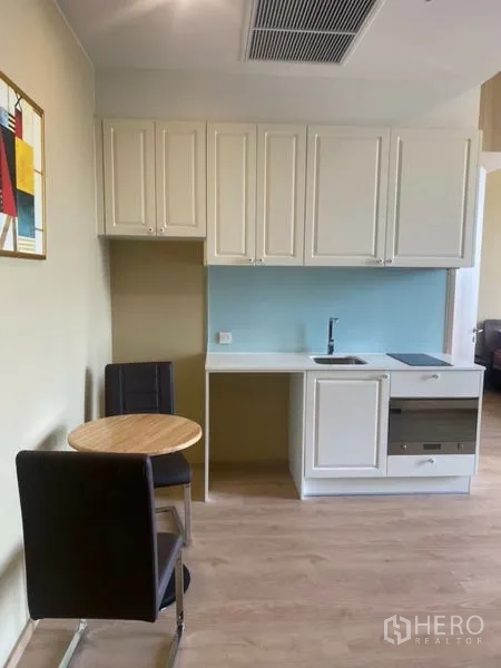 คอนโด ให้เช่าในWatthana, Bangkok - ครัวขนาดกะทัดรัด ตู้บิวท์อิน เตาไฟฟ้า เตาอบ และโต๊ะกินข้าวสำหรับสองคน