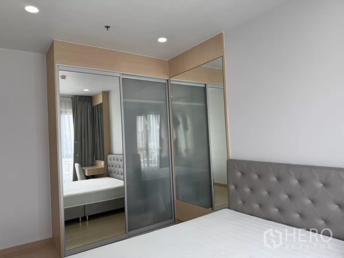 คอนโด ให้เช่าในKhlong Toei, Bangkok - ห้องนอนหลักพร้อมหัวเตียงบุกระดุมและตู้เสื้อผ้าบานกระจก