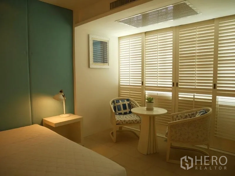 คอนโด ให้เช่าในKhlong Toei, Bangkok - มุมห้องนอนบานเกล็ดไม้ พร้อมชุดโต๊ะกลมเล็ก