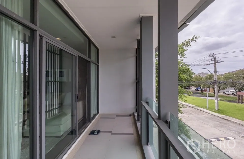 Detached House for rent or sale in Bang Kapi, Bangkok - Covered balcony corridor with glass railing.