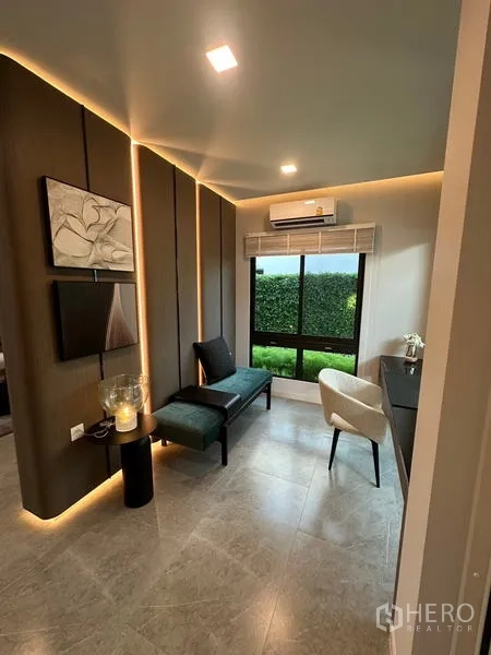 บ้าน ให้เช่าในSamut Prakan - มุมโฮมออฟฟิศ ผนังตกแต่งไฟ ซ่อนแอร์ และหน้าต่างมองเห็นสวน