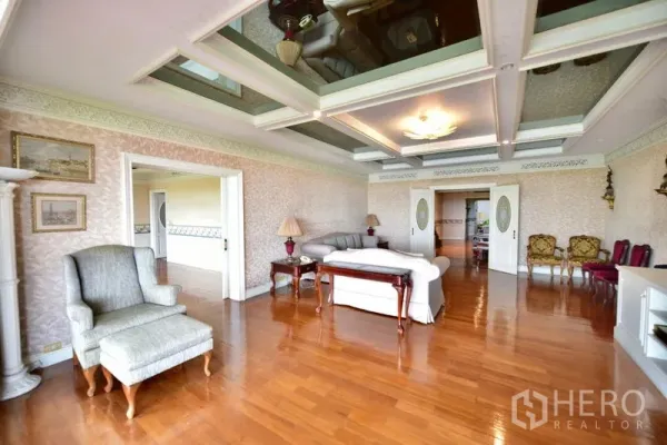 คอนโด ขายในPak Kret, Nonthaburi - ห้องรับแขกสไตล์คลาสสิก พื้นไม้เงางาม เพดานตกแต่ง และเฟอร์นิเจอร์บิ้วท์อิน