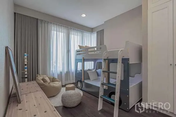 คอนโด ให้เช่าหรือขายในWatthana, Bangkok - ห้องนอนเด็ก เตียงสองชั้นสไตล์รถ บีนแบ็ก และหน้าต่างบานใหญ่.