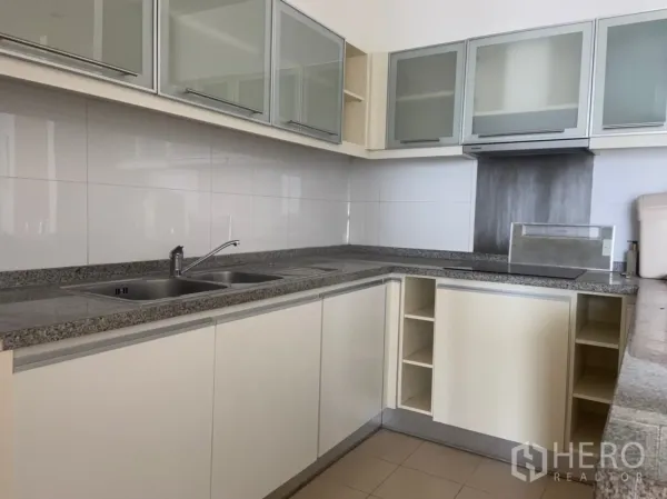 คอนโด ให้เช่าหรือขายในKhlong Toei, Bangkok - ห้องครัวรูปตัวยู เคาน์เตอร์หินแกรนิต อ่างล้างจานคู่ ตู้บานกระจก และเครื่องดูดควัน